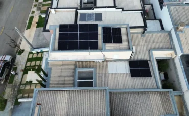 Projeto fotovoltaico para condomínio em Sorocaba com painéis solares instalados no telhado de residência no Condomínio Terras de São Francisco