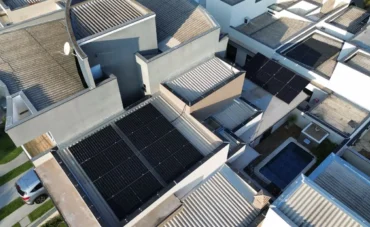 Sistema com Microinversor: energia solar em Sorocaba com painéis fotovoltaicos instalados em residência, geração própria de energia limpa, economia na conta de luz e aproveitamento eficiente da radiação solar na região