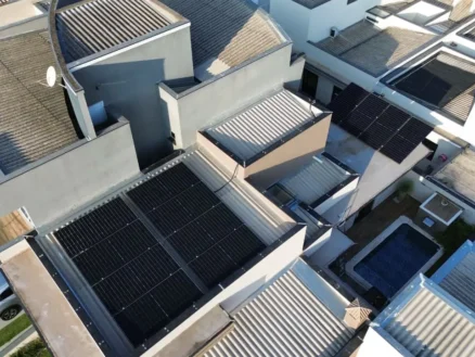 Sistema com Microinversor: energia solar em Sorocaba com painéis fotovoltaicos instalados em residência, geração própria de energia limpa, economia na conta de luz e aproveitamento eficiente da radiação solar na região