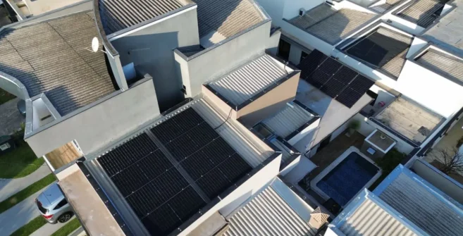 Sistema com Microinversor: energia solar em Sorocaba com painéis fotovoltaicos instalados em residência, geração própria de energia limpa, economia na conta de luz e aproveitamento eficiente da radiação solar na região