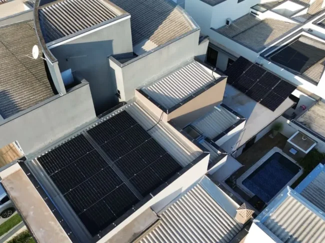 Sistema com Microinversor: energia solar em Sorocaba com painéis fotovoltaicos instalados em residência, geração própria de energia limpa, economia na conta de luz e aproveitamento eficiente da radiação solar na região