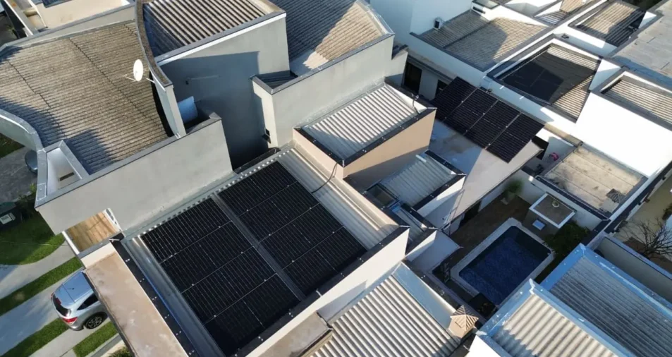 Sistema com Microinversor: energia solar em Sorocaba com painéis fotovoltaicos instalados em residência, geração própria de energia limpa, economia na conta de luz e aproveitamento eficiente da radiação solar na região