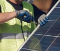 uma equipe profissional realizando manutenção em um sistema solar