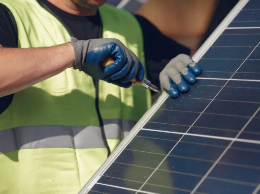 uma equipe profissional realizando manutenção em um sistema solar