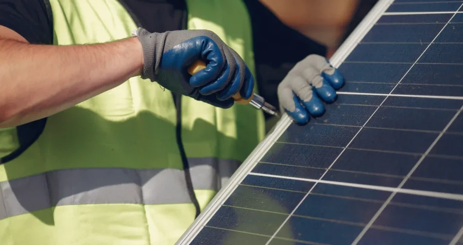 uma equipe profissional realizando manutenção em um sistema solar uma equipe profissional realizando manutenção em um sistema solar