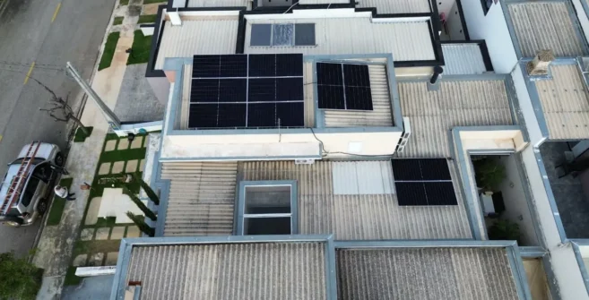 Projeto fotovoltaico para condomínio em Sorocaba com painéis solares instalados no telhado de residência no Condomínio Terras de São Francisco