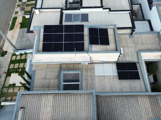Projeto fotovoltaico para condomínio em Sorocaba com painéis solares instalados no telhado de residência no Condomínio Terras de São Francisco