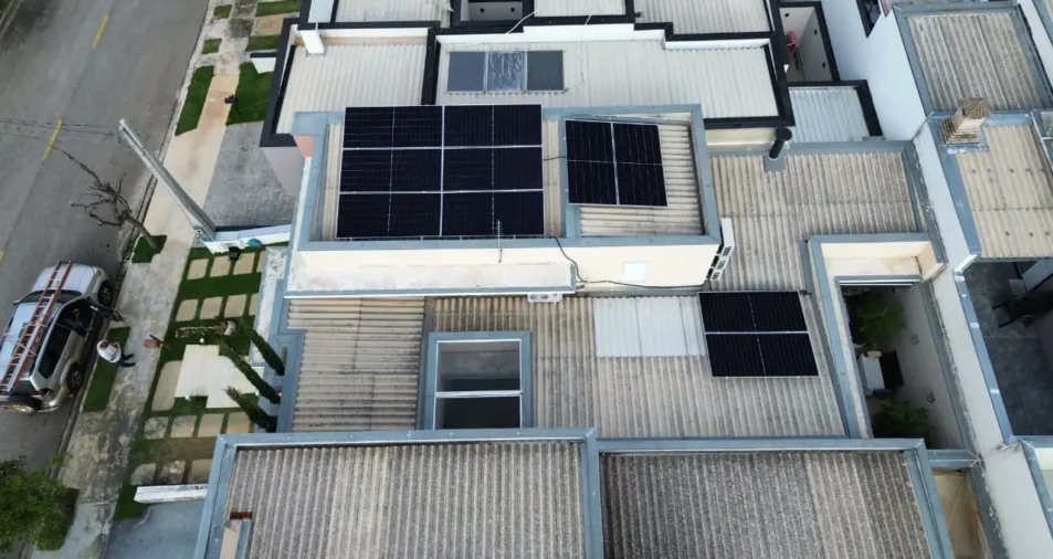 Projeto fotovoltaico para condomínio em Sorocaba com painéis solares instalados no telhado de residência no Condomínio Terras de São Francisco Projeto fotovoltaico para condomínio em Sorocaba com painéis solares instalados no telhado de residência no Condomínio Terras de São Francisco