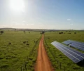 Empresa prestando serviço de instalação de energia solar fotovoltaica em propriedade rural no Brasil pela Suntera Energia Solar Fotovoltaica