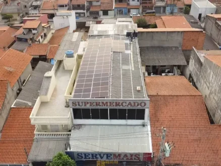Área do telhado antes da instalação das placas solares, mostrando potencial para geração de energia.