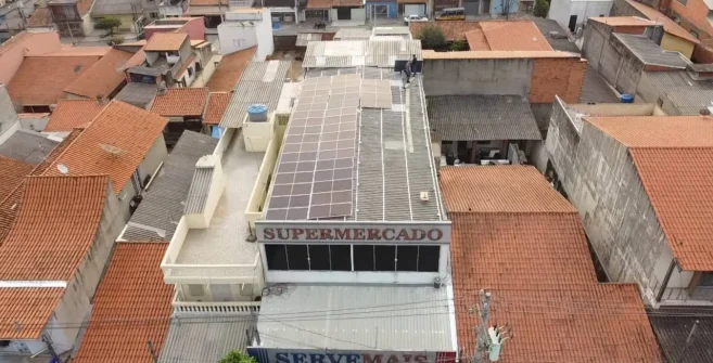 Área do telhado antes da instalação das placas solares, mostrando potencial para geração de energia.