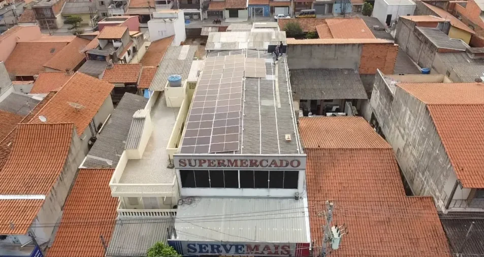 Área do telhado antes da instalação das placas solares, mostrando potencial para geração de energia.