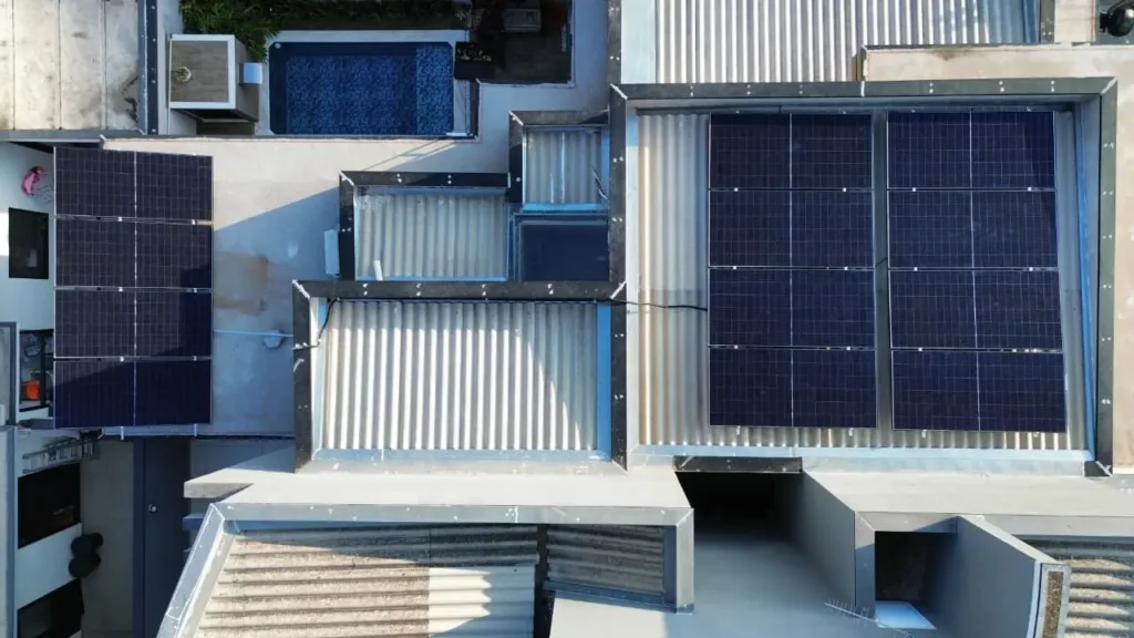 sistema solar com sombreamento parcial em telhado, uso de tecnologia para otimizar desempenho dos painéis mesmo com interferência de árvores ou construções, garantindo melhor eficiência energética