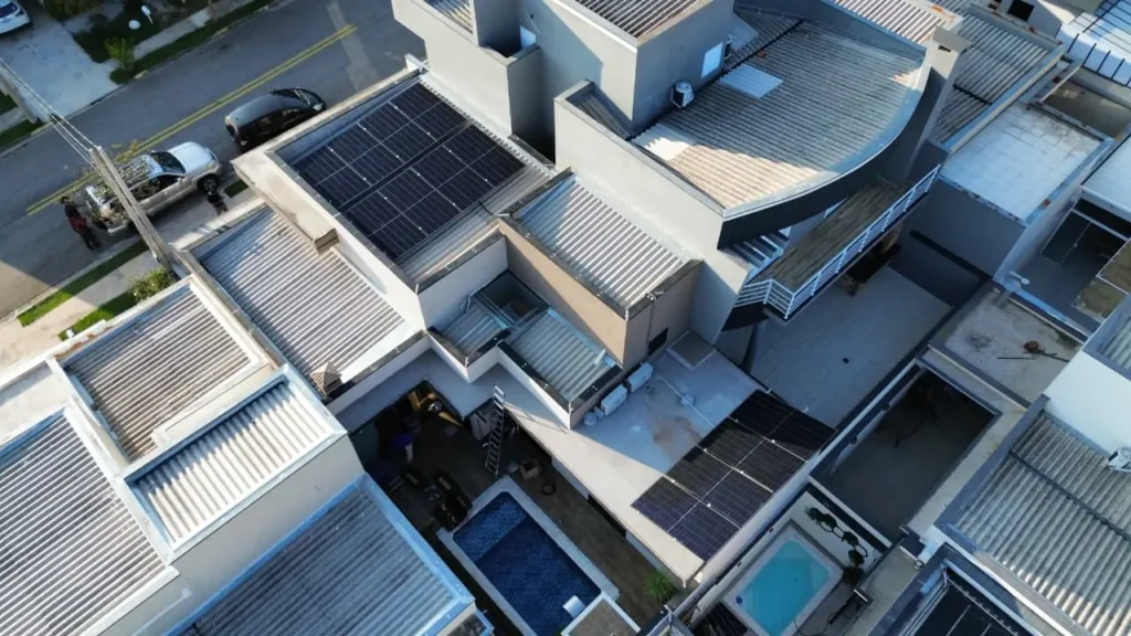 microinversor Growatt aplicado em sistema fotovoltaico residencial, conversão individual de energia por painel, maior controle de geração e monitoramento inteligente da produção elétrica