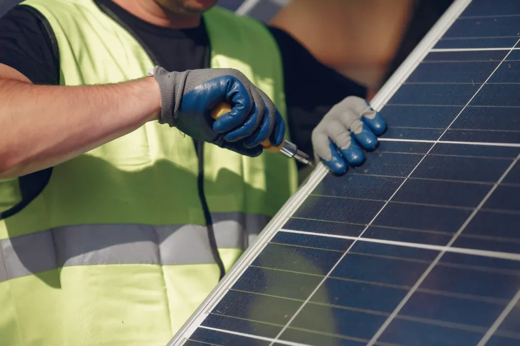uma equipe profissional realizando manutenção em um sistema solar