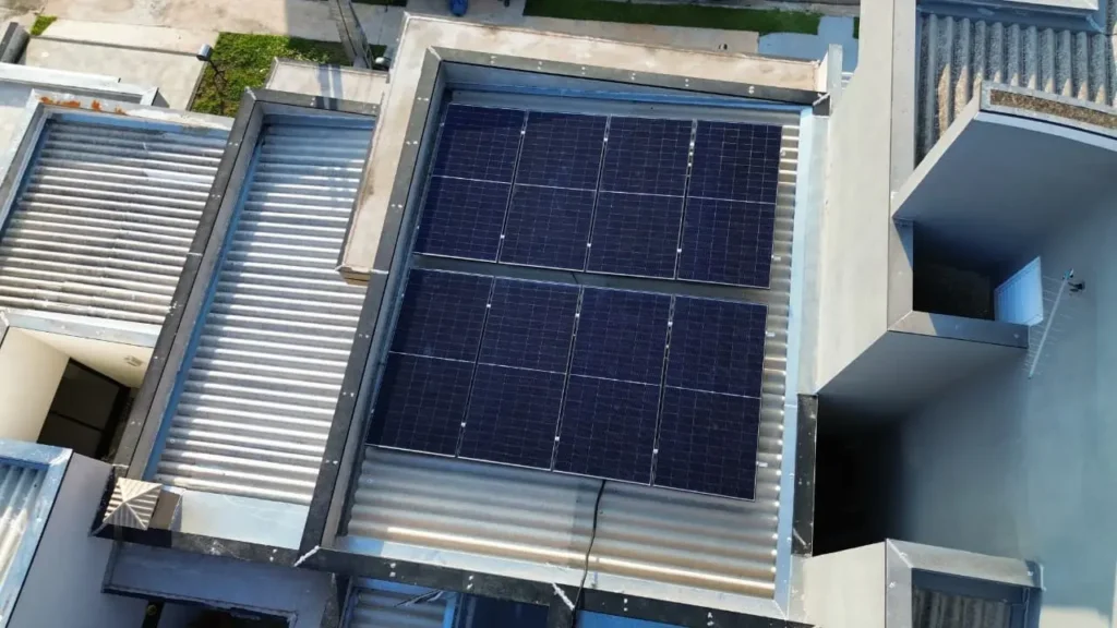 energia solar em telhado fibrocimento e laje com instalação adaptada, fixação adequada para diferentes estruturas, aproveitamento da luz solar e geração sustentável para imóveis urbanos