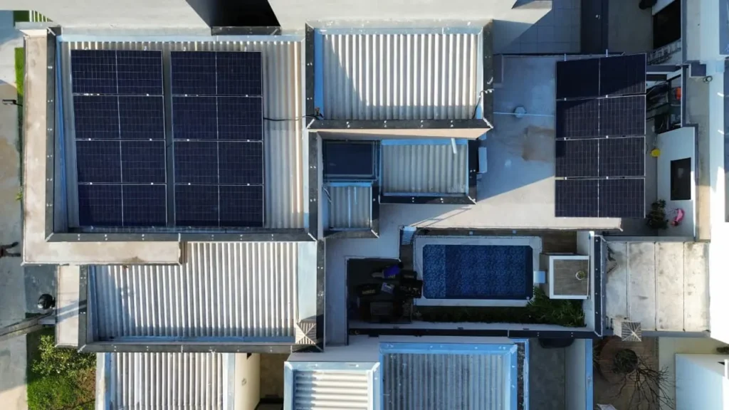 energia solar em Sorocaba com painéis fotovoltaicos instalados em residência, geração própria de energia limpa, economia na conta de luz e aproveitamento eficiente da radiação solar na região