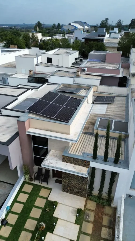 Projeto fotovoltaico para condomínio utilizando módulos bifaciais TCL Solar de 615W para maximizar a geração de energia limpa na residência