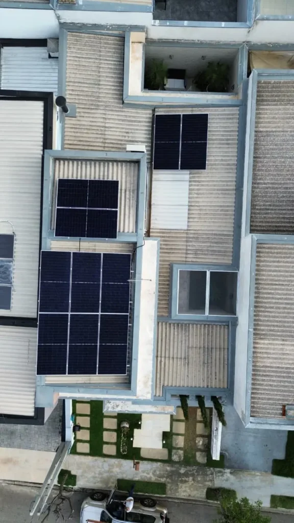 Projeto fotovoltaico para condomínio desenvolvido para telhado com múltiplas orientações, garantindo melhor aproveitamento da energia solar em Sorocaba