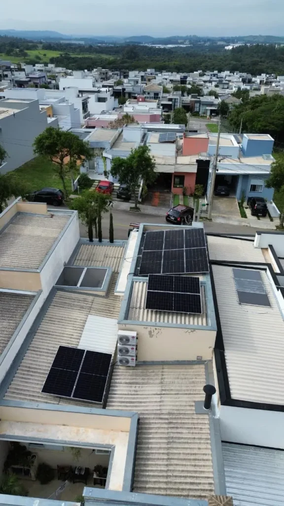 Projeto fotovoltaico para condomínio com microinversores Areswatt utilizados para aumentar a eficiência da geração de energia solar residencial