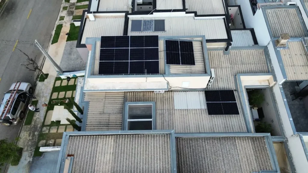 Projeto fotovoltaico para condomínio em Sorocaba com painéis solares instalados no telhado de residência no Condomínio Terras de São Francisco