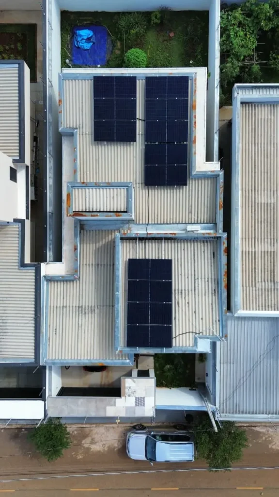ALT:
Sistema fotovoltaico residencial com microinversor em Boituva