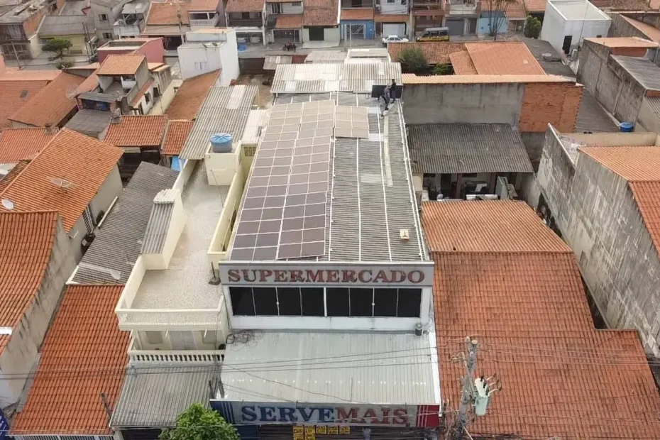 Área do telhado antes da instalação das placas solares, mostrando potencial para geração de energia.